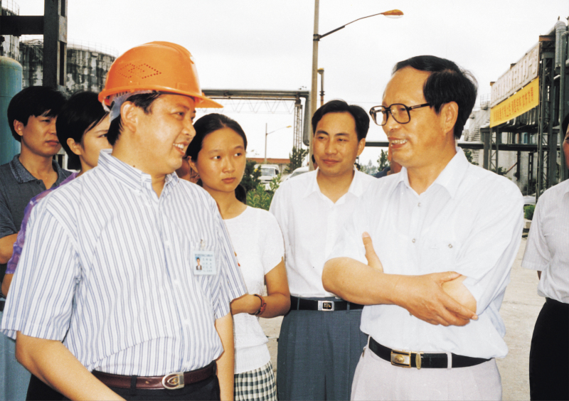 1998年8月1日，湖北省委書記賈志杰在舒心先生的陪同下，對我公司進行了視察